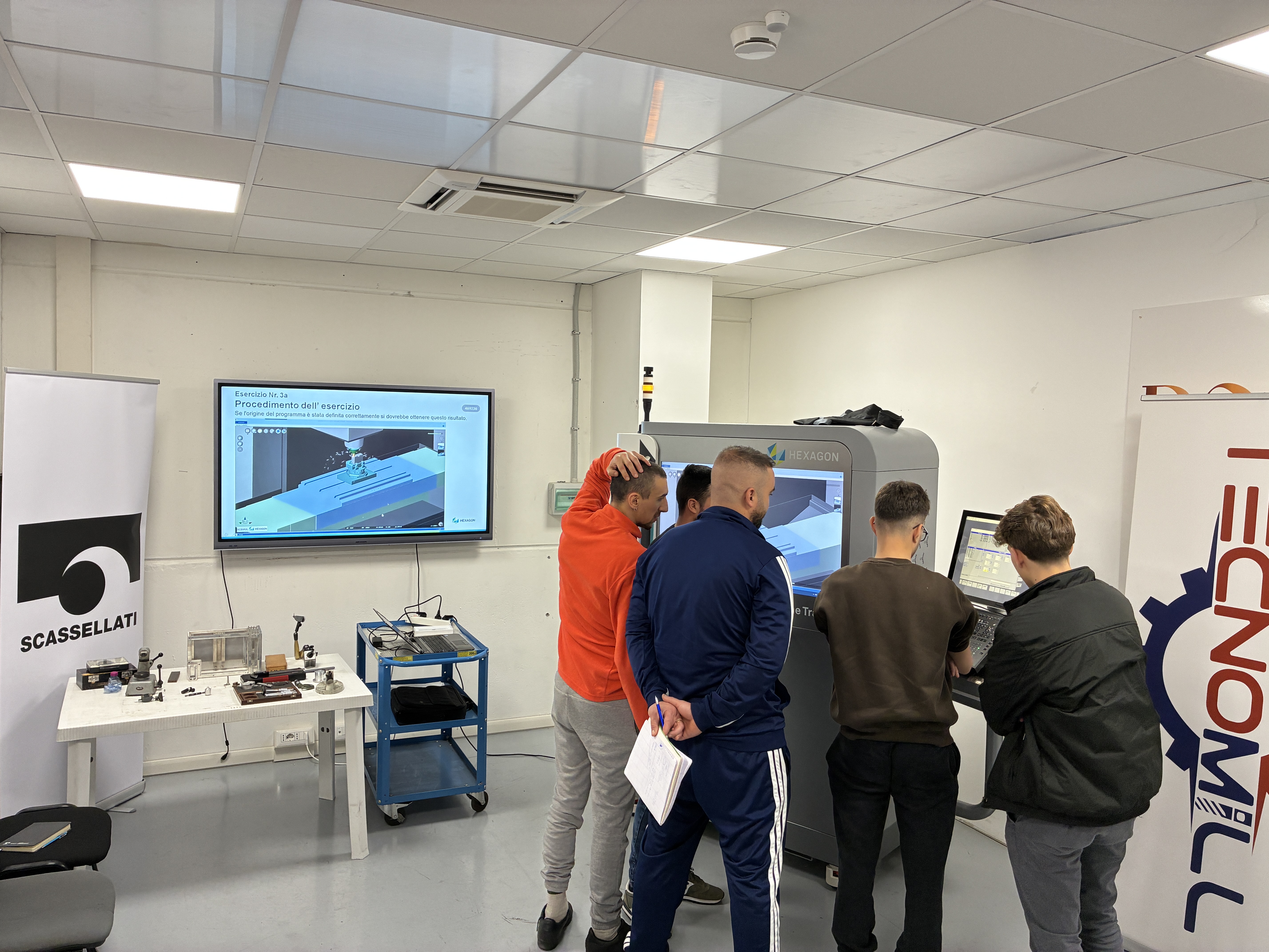 Operatori in formazione su HxGN Machine Trainer